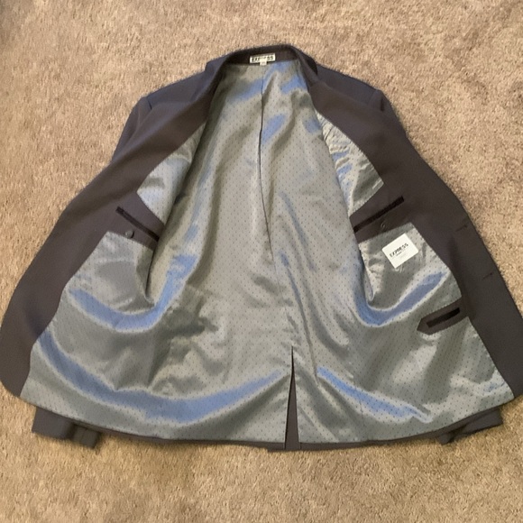 Express Innovator Suit - Picture 3 of 6